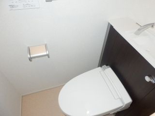 【トイレ】　★温水洗浄便座★別部屋の写真です