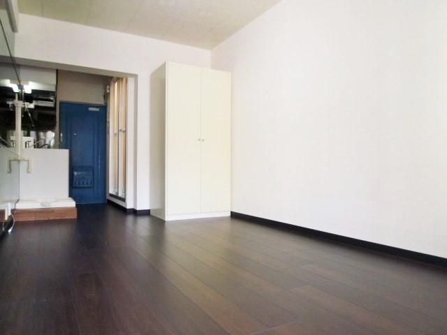 【居間・リビング】　※別部屋の写真　床色はブラウン系（木目調）になります。
