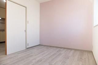 【居間・リビング】　☆白の木目調フロアタイルに貼替☆　※別部屋の写真です