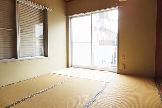 【居間・リビング】　☆東側の和室は畳表替・カーテンレールを交換します！☆