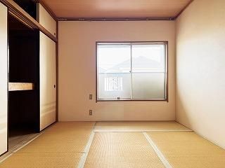 【居間・リビング】　☆東側の和室は畳表替・カーテンレールを交換します！☆