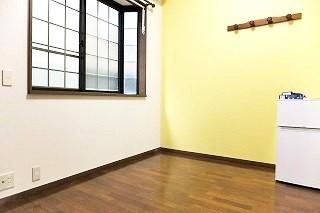 【居間・リビング】　☆床は白のフロアタイル、壁はアクセントクロス☆