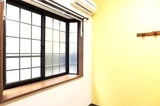 【居間・リビング】　☆大きな窓があり、明るいお部屋です☆