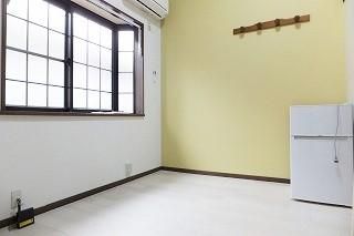 【居間・リビング】　☆白色フロアタイル、アクセントクロスに新規貼替☆　※別部屋の写真です