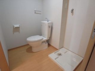 【トイレ】　☆バストイレ別・室内洗濯機置場☆別部屋の写真です