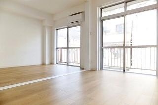 �y�����E���r���O�z�@