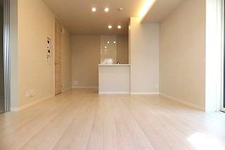 �y���ԁE���r���O�z�@���L�b�`���̓J�E���^�[�t���@��2LDK�^�C�v�̎ʐ^